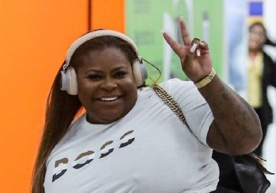 Após provar <i>look</i> de carnaval, Jojo Todynho janta com funcionários de escola de samba: -<i>Adoro</i>