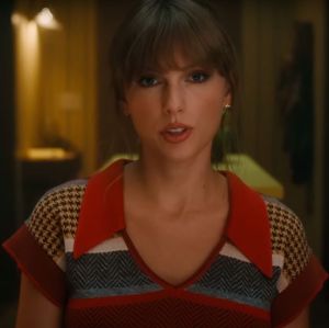 Taylor Swift teria passado mais de trinta minutos conversando no telefone com Travis Kelce após morte de fã, diz jornal