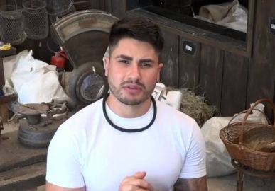 Adriane Galisteu faz breve discurso sobre desistência de Lucas Souza de <I>A Fazenda 15</I> e o peão faz vídeo falando sobre a sua escolha; confira