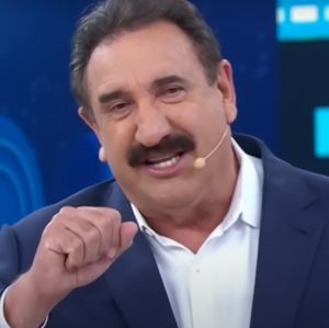 Avô babão! Ratinho posta clique com o neto e lamenta saudade: <i>Te amo muito, meu lindo</i>