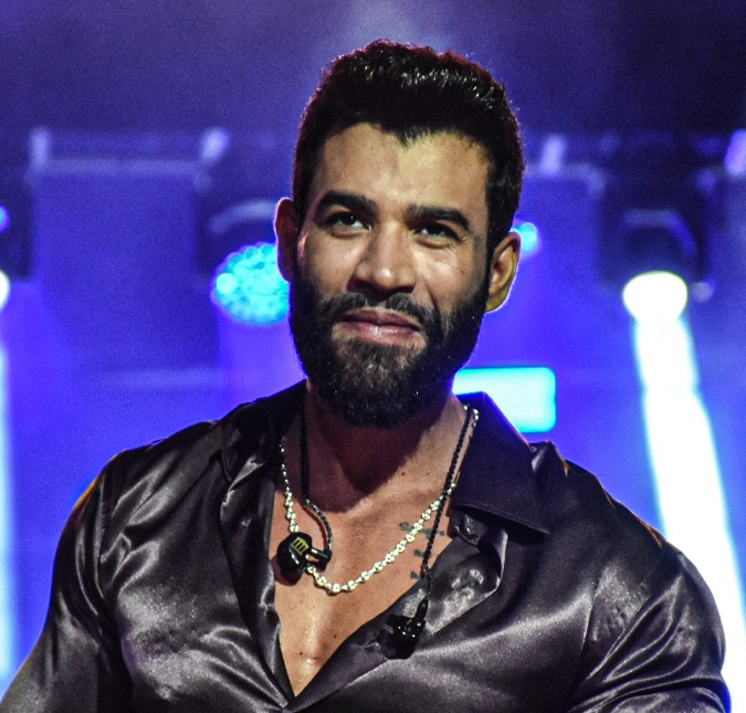 Atitude de Gusttavo Lima ao olhar celular de fã durante <i>show</i> viraliza e diverte internautas: <i>Muito curioso</i>