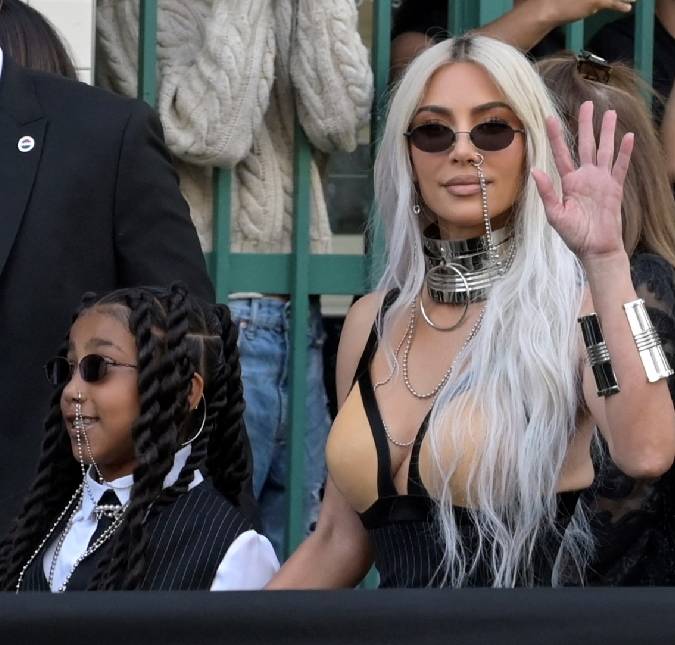 Eita! Kim Kardashian gera debate ao ser acusada de editar foto da filha para que pareça mais magra