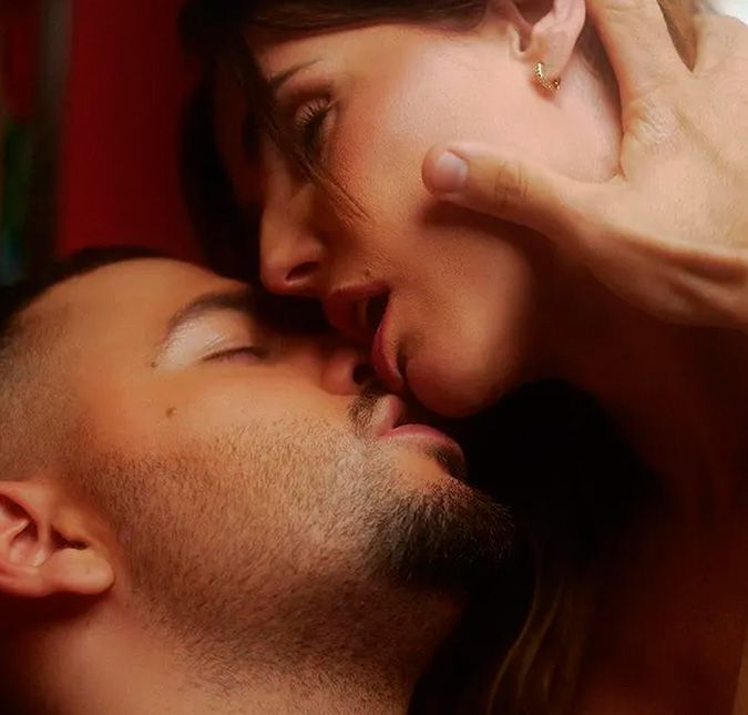 Pedro Sampaio conta como foi gravar suruba em clipe com Deborah Secco: Superou todas as expectativas O cantor ainda entregou se já participou de uma suruba na vida real