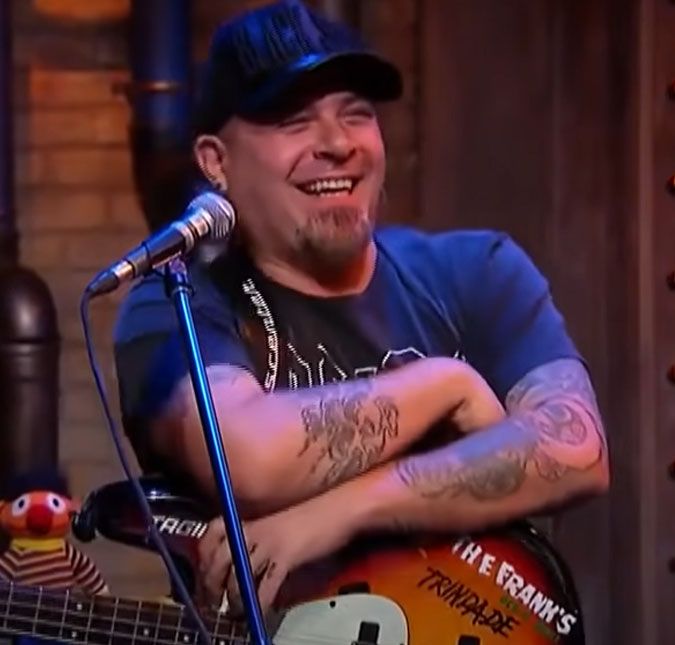 Em vídeo emocionante, filha de Mingau mostra músico lhe dando beijo no rosto Há três meses, o vocalista da banda Ultraje a Rigor levou um tiro na cabeça