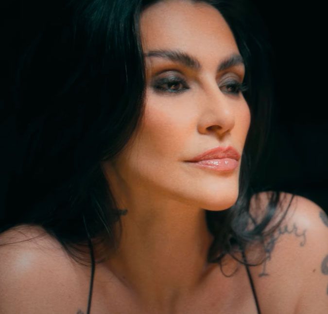 Cleo aborda aspectos sombrios da compulsão em novo videoclipe; assista A cantora segue com os lançamentos do álbum DARK POP