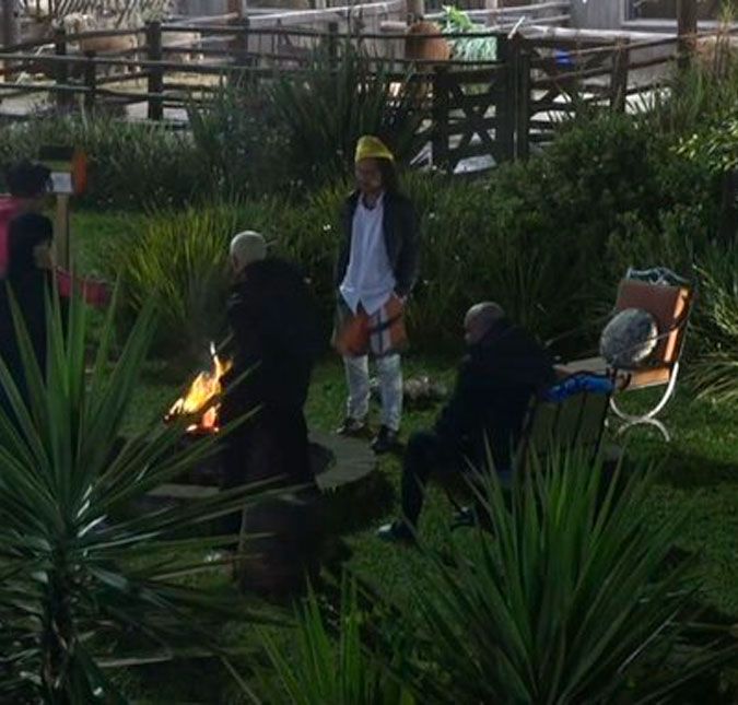 Peões curtem clima leve e fazem brincadeiras em volta da fogueira em A Fazenda 15 Os grupos dos Crias e Pôr do Sol se reuniram na área externa