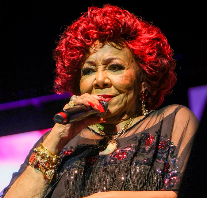 Alcione não perde oportunidade e diverte ao posar para cliques com César Tralli em aniversário de Angélica