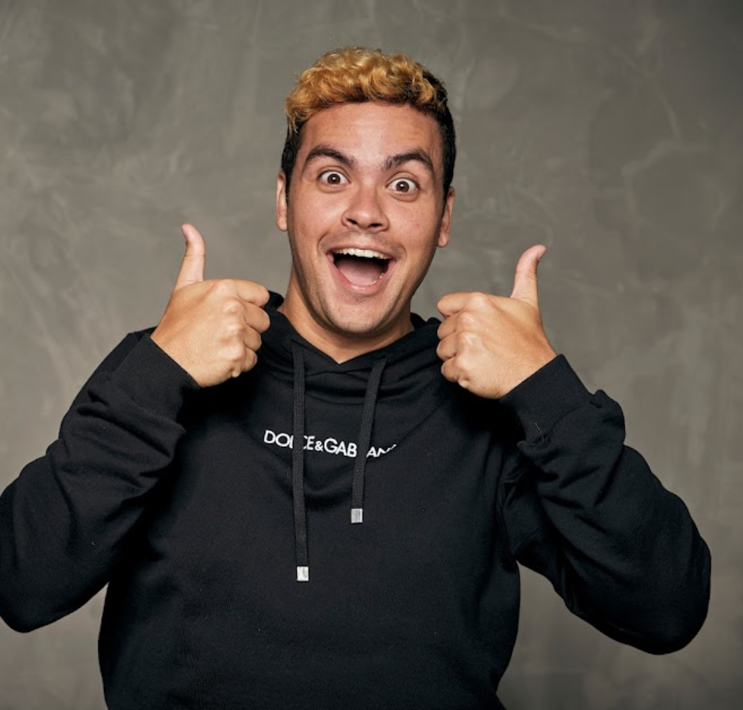 Nova fase? Luccas Neto assina contrato com <I>SBT</i>