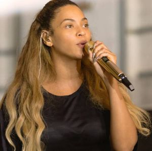 Mãe de Beyoncé defende a cantora após ela ser acusada de <i>clarear a pele</i>; entenda
