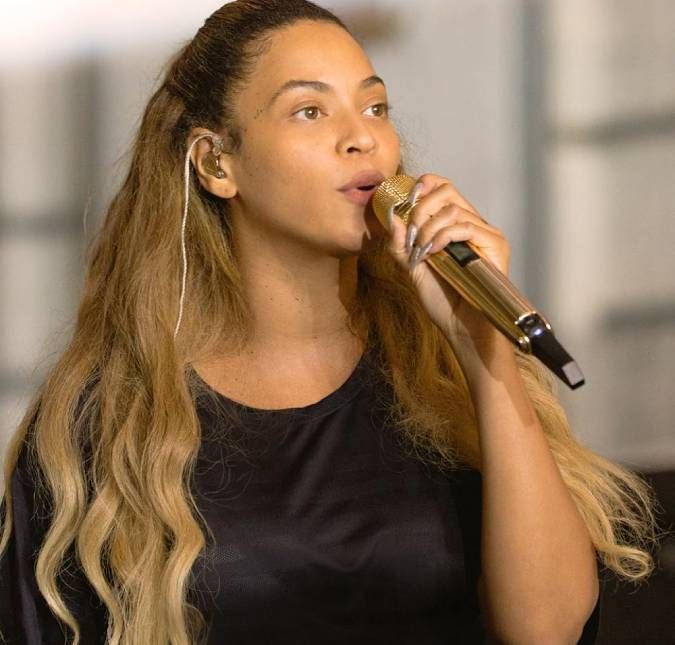 Mãe de Beyoncé defende a cantora após ela ser acusada de clarear a pele; entenda Tina Knowles fez uma homenagem para a filha nas redes sociais ao rebater os haters
