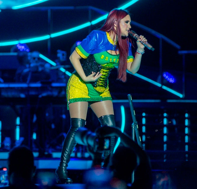 Filha de Dulce María sobe no palco de <i>show</i> do <i>RBD</i> para receber homenagem de aniversário