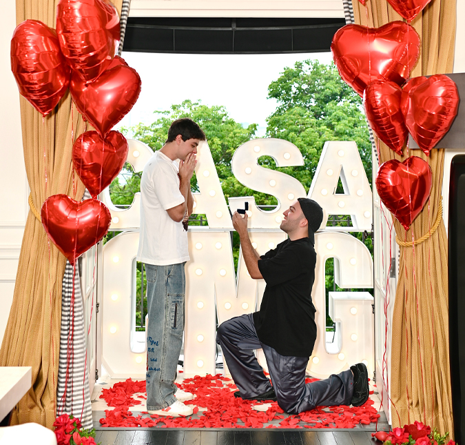 Com anel de diamantes, Lucas Rangel pede Lucas Bley em casamento
