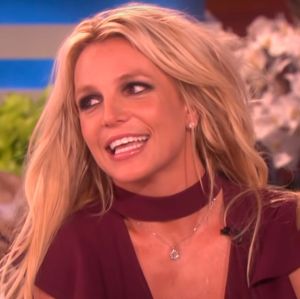 Usando apenas um colar, Britney Spears grava vídeo deitada na cama. Confira as vezes em que a cantora sensualizou na <I>web</I>