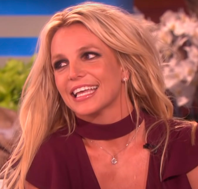 Usando apenas um colar, Britney Spears grava vídeo deitada na cama. Confira as vezes em que a cantora sensualizou na <I>web</I>
