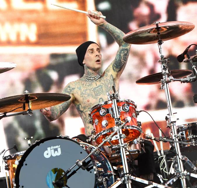 Travis Barker se irrita com comentário de fã e ameaça cancelar show de <i>Blink-182</i> no Brasil