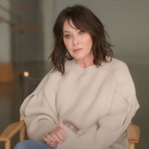 Estrela de <i>Barrados no Baile</i>, Shannen Doherty,  revela que câncer se espalhou com metástase nos ossos. Veja as famosas que já falaram abertamente sobre o câncer de mama!