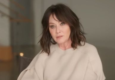 Estrela de <i>Barrados no Baile</i>, Shannen Doherty, revela que câncer se espalhou com metástase nos ossos. Veja as famosas que já falaram abertamente sobre o câncer de mama!