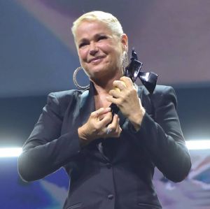 Xuxa recebe homenagem na <i>CCXP 23</i> e abre o coração sobre carreira, vida e traumas: <i>- Eu era muito ingênua</i>