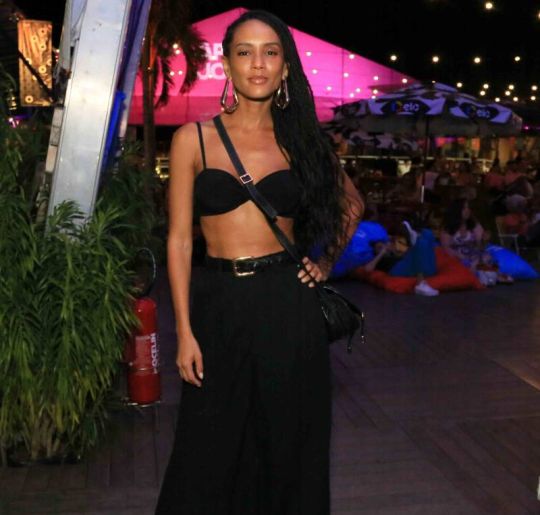 Com a barriga de fora, Taís Araújo esbanja confiança em <i>show</i> no Jockey Club; veja quem mais esteve por lá!