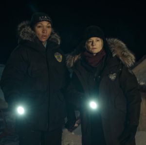 No Brasil, Jodie Foster e Kali Reis contam perrengues das gravações de <I>True Detective: Terra Noturna</I>
