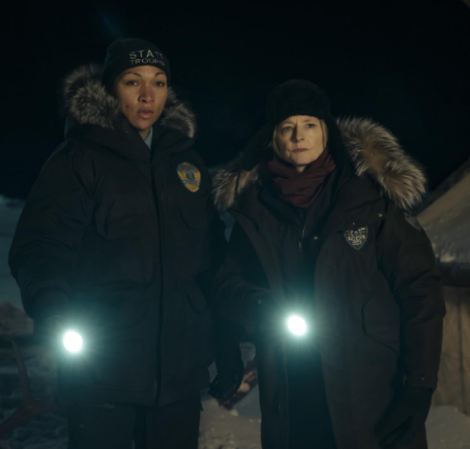 No Brasil, Jodie Foster e Kali Reis contam perrengues das gravações de <I>True Detective: Terra Noturna</I>