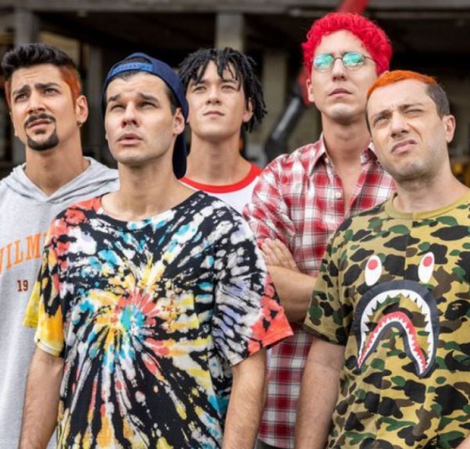 Diretor do filme Mamonas Assassinas fala sobre uso de roupas originais na produção: - Tivemos que ter um cuidado especial A banda morreu em um acidente aéreo em 1996