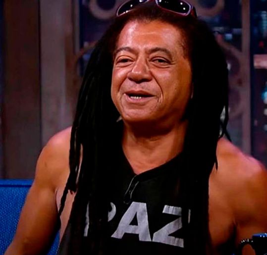 Morre Gil Brother Away, ex-humorista do <I>Hermes e Renato</i>, aos 66 anos de idade. Veja as celebridades que nos deixaram em 2023