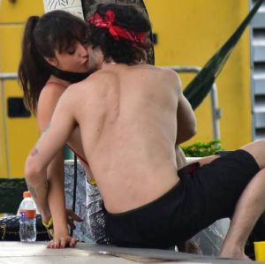 Fiuk dá beijos ardentes em Talitha Diniz na <I>Farofa da Gkay</I>