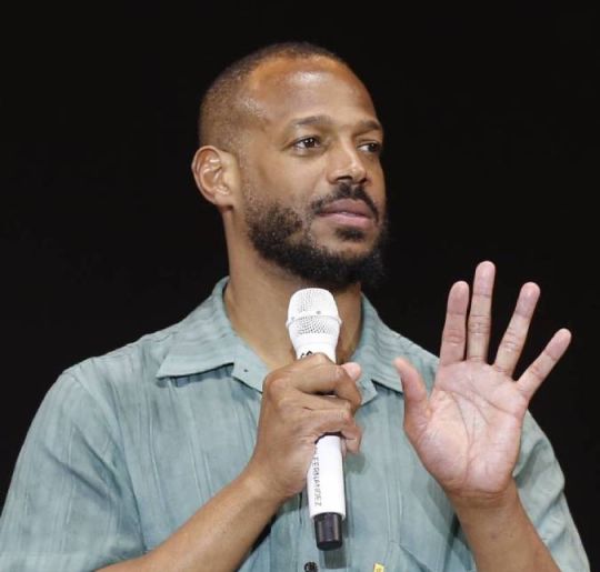 Marlon Wayans, de <I>As Branquelas</I>, surge rebolando no palco da <I>Farofa da Gkay</I> e diverte fãs; confira
