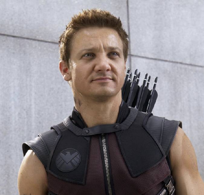 Após sobreviver em acidente, Jeremy Renner mostra aparelho que ajuda na circulação sanguínea das pernas