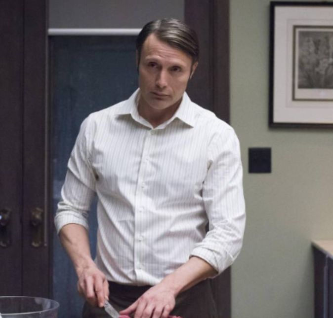 A série, baseada na série de livros escrita por Thomas Harris, cujas adaptações cinematográficas eternizaram o vilão em grandes filmes como O Silêncio dos Inocentes, foi exibida de 2013 a 2015 e cancelada depois de três temporadas e mais de 30 episódios. Hannibal retratava o psiquiatra canibal Hannibal Lecter, que ajudava o agente do FBI Will Graham a desvendar crimes macabros e chegou ao fim por conta da baixa audiência. A série, baseada na série de livros escrita por Thomas Harris, cujas adaptações cinematográficas eternizaram o vilão em grandes filmes como O Silêncio dos Inocentes, foi exibida de 2013 a 2015 e cancelada depois de três temporadas e mais de 30 episódios. Hannibal retratava o psiquiatra canibal Hannibal Lecter, que ajudava o agente do FBI Will Graham a desvendar crimes macabros e chegou ao fim por conta da baixa audiência.