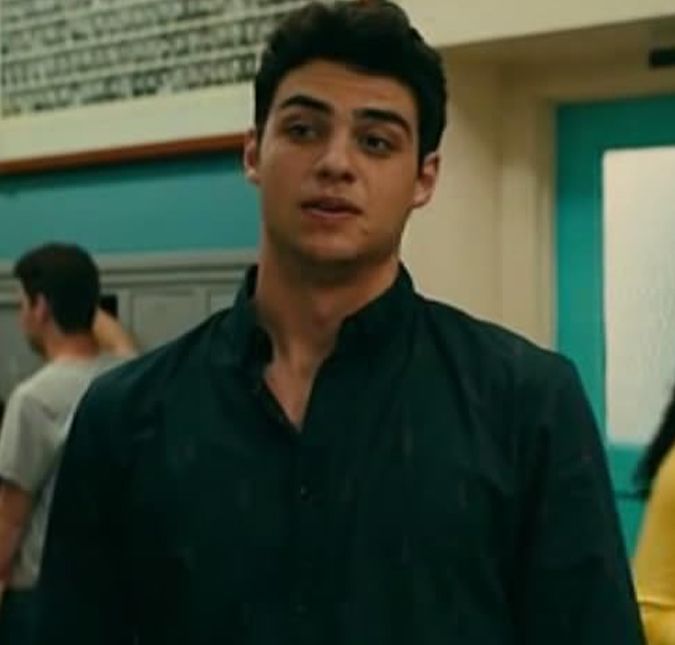 Noah Centineo surge com novo visual e impressiona internautas o ator, de 27 anos de idade, surgiu com os cabelos longos e barbudo