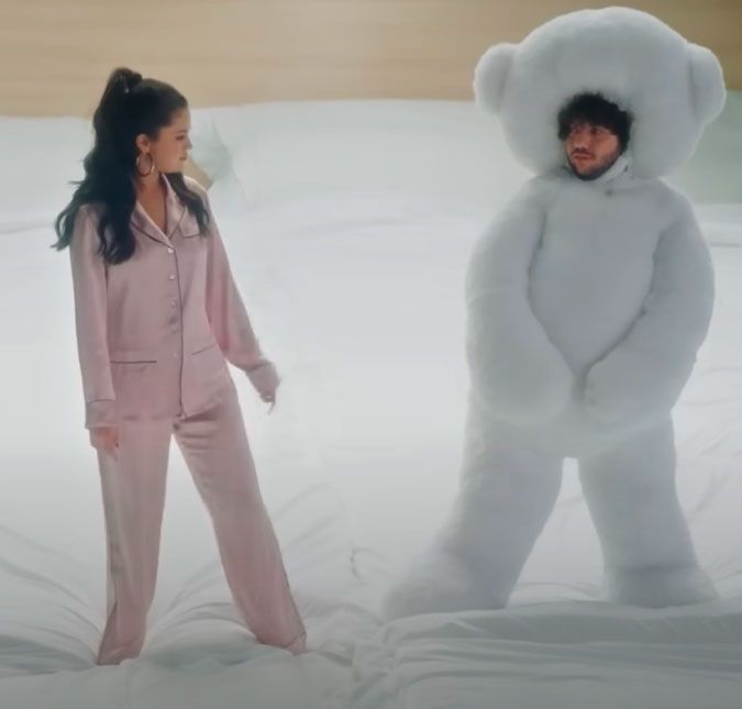 A cantora surgiu abraçada no amado
