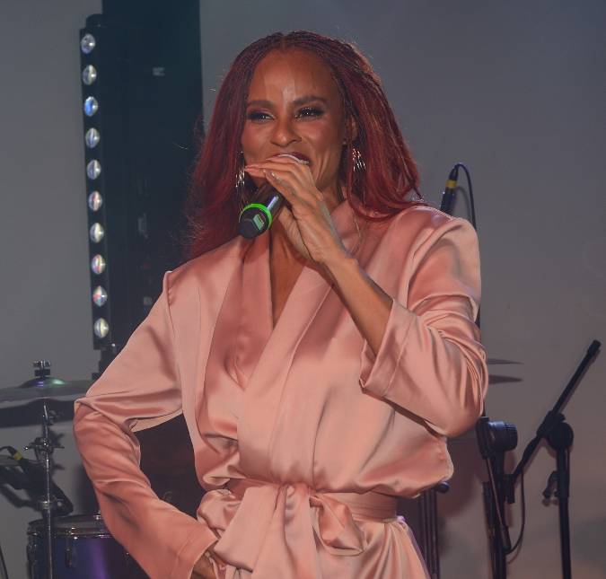 Aline Wirley explica motivo de sumiço nas redes: <i>- Fui de uma criança para três</i>