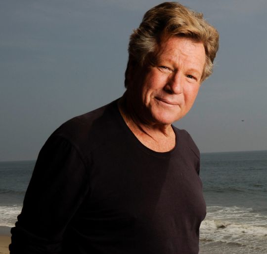 Morre Ryan O'Neal, ator de <I>Love Story - Uma História de Amor</I>, aos 82 anos de idade. Veja as celebridades que nos deixaram em 2023