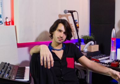 Filho de Leoni, Antonio Leoni revela apoio do enquanto aprendia sobre música: <I>- Meu pai sempre me tranquilizava</I>