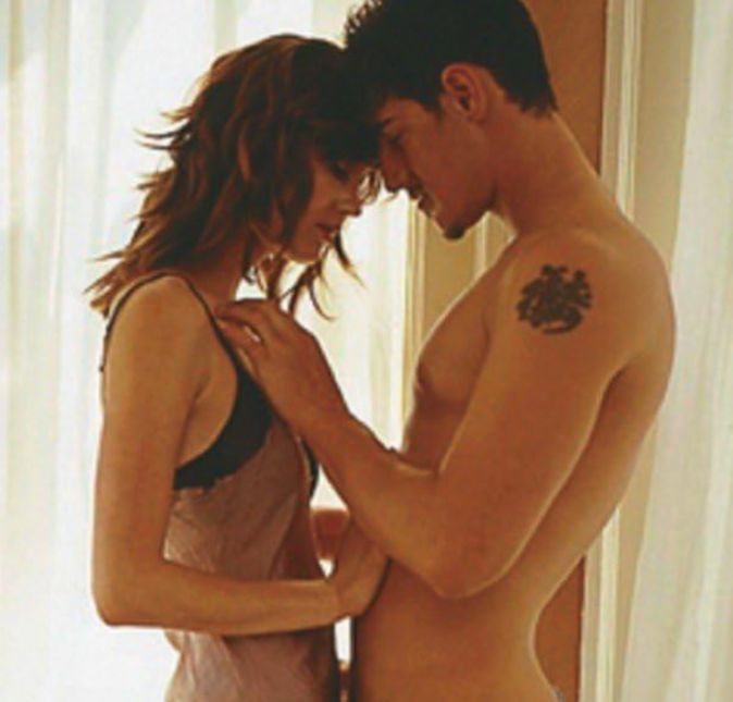 Um casal de jovens começa a se conhecer melhor e viver aventuras - inclusive sexuais -, no filme Deite Comigo, de 2005. Os atores Lauren Lee Smith e Eric Balfour fizeram sexo e a atriz até se pronunciou sobre as cenas: É controverso, mas também é algo que todos entenderão.