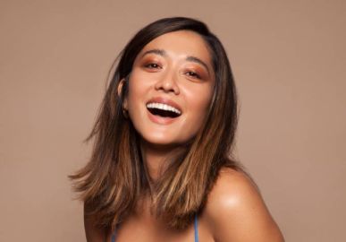 Jacqueline Sato se mostra como uma artista plural e que não se assusta com desafios: <i>Se não sei fazer ou não sei o caminho, descubro</i>