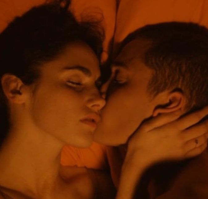 Love conta as aventuras de um casal que está atrás de apimentar a relação. O longa de 2015 tem cenas que contam com sexo real.