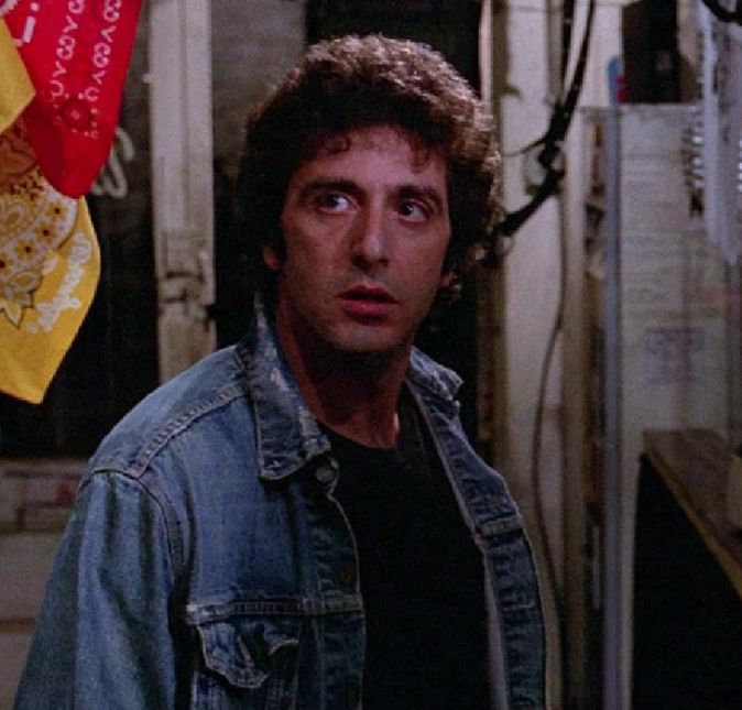 Al Pacino já estrelou um filme com muito apelo sexual! O ator está em Cruisng, de 1980, e vive um policial tentando encontrar um assassino em série focado em homossexuais. Para isso, Al se infiltra nas principais boates gays. Originalmente, o filme era repleto de cenas de sexo oral, que foram cortadas para o filme poder ser exibido nos cinemas.