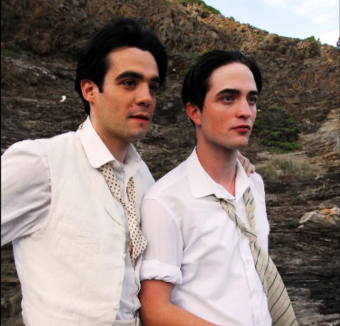 Robert Pattinson já passou por algo parecido ao de Aubrey. Em Poucas Cinzas: Salvador Dalí, de 2008, o ator que vive o pintor em meio ao romance com o poeta Federico García Lorca se masturba de verdade para mostrar a reação de prazer.