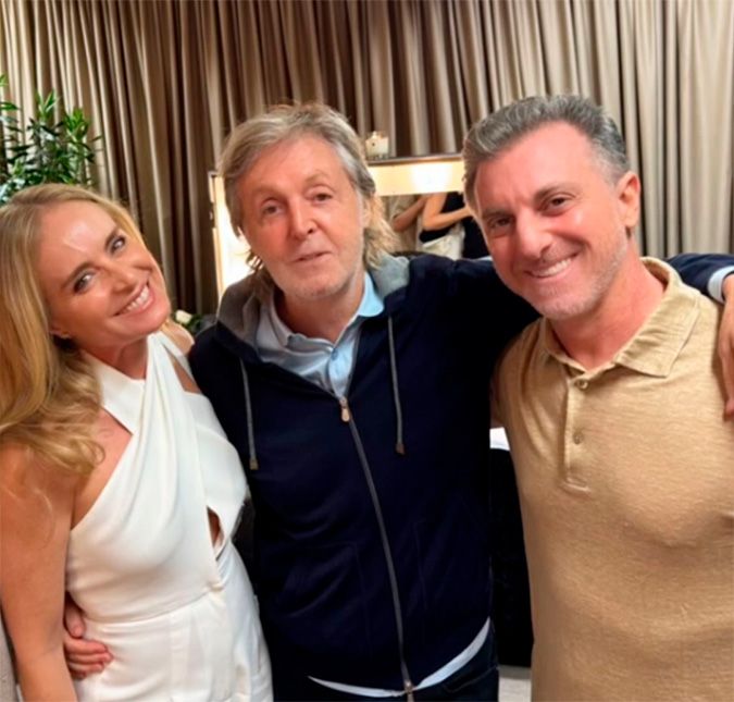 Angélica e Luciano Huck tiram foto com Paul McCartney e Marcos Mion dispara: Os brasileiros mais bem conectados de todos os tempos O clique foi feito antes do show do cantor britânico no Rio de Janeiro