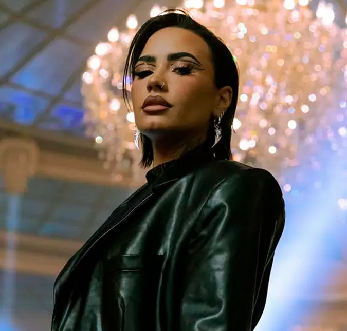 Demi Lovato fica noiva de Jordan Lutes e comemora em restaurante A cantora ganhou um anel de noivado de diamante em formato de pera