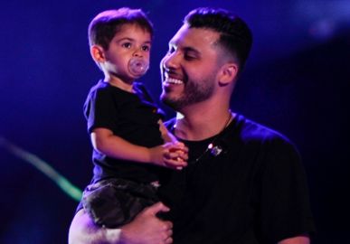 Murilo Huff comemora quatro anos de idade do filho, Leo: <i>Carinha que me faz uma pessoa melhor</i>
