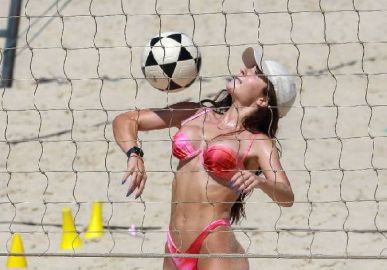 Jade Picon exibe corpão durante treino em praia do Rio de Janeiro