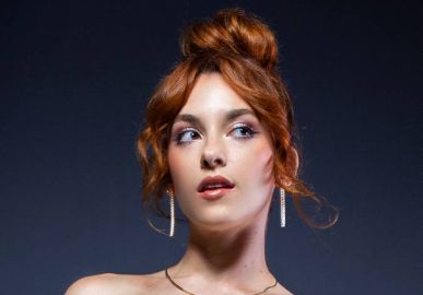 Gabriella Di Grecco comprova versatilidade artística e compartilha ritual de Ano Novo: <i>Sempre me surpreendo com o resultado</i>