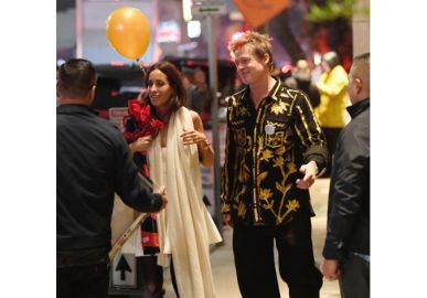Brad Pitt e nova namorada, Ines De Ramon, celebram aniversários juntos em Paris, França