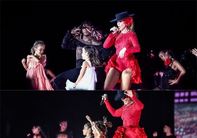 Ivete Sangalo encanta ao dançar no palco com as filhas gêmeas, Marina e Helena; assista!