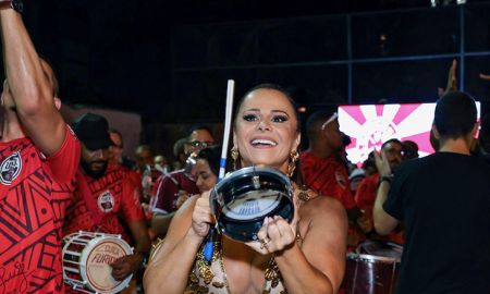 Viviane Araújo toca tamborim e mostra samba no pé em ensaio do Salgueiro; veja fotos!