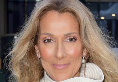 Com doença rara, Céline Dion está focada na fisioterapia e planeja voltar aos palcos, afirma veículo